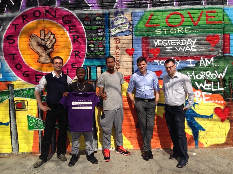 Murale w najniebezpieczniejszej części Nowego Jorku - Brownsville. Na zdjęciu członkowie zarządu Fundacji i sędzia Gensikowski wraz z młodymi uczestnikami programów Brownsville Community Justice Center